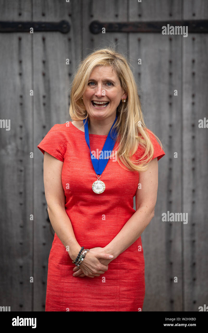 How to Train Your Dragon auteur Cressida Cowell après avoir été annoncé comme le nouveau Waterstones Children's Laureate du Shakespeare's Globe Theatre, Londres. Banque D'Images