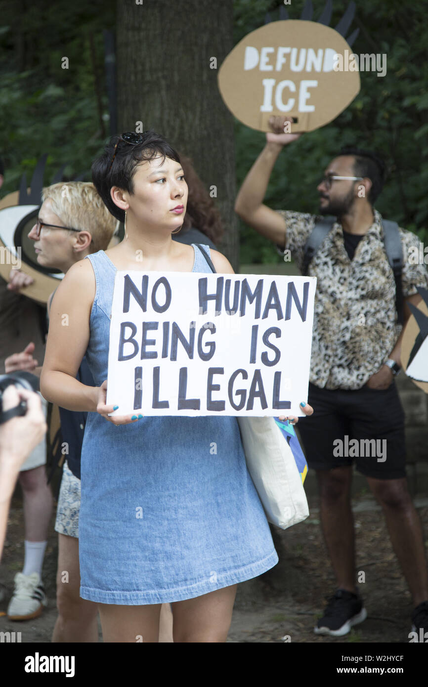 Les New-yorkais se rassemblent en face du Sénateur Chuck Schumer's home à Park Slope, Brooklyn, NY sur une journée nationale de protestation concernant la façon dont les demandeurs d'asile, en particulier les enfants sont traités dans les camps d'inhumation le long de la frontière mexicaine. Le gouvernement n'avance pas assez vite pour atténuer les conditions inhumaines. Ils ont scandé "fermer les camps." Banque D'Images