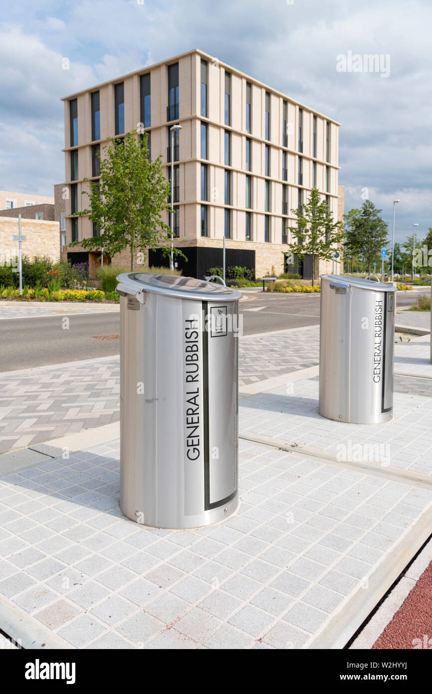 Déchets moderne, de refuser et de bacs de recyclage nea maisons à Cambridge UK Eddington un nouveau développement ou de district dans le nord-ouest de Cambridge City Banque D'Images