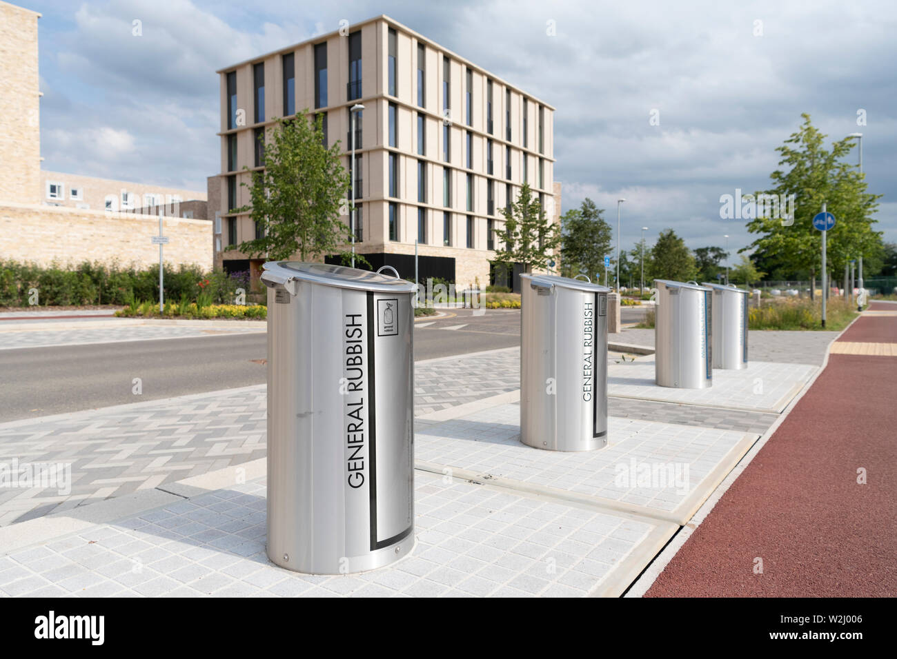 Déchets moderne, de refuser et de bacs de recyclage nea maisons à Cambridge UK Eddington un nouveau développement ou de district dans le nord-ouest de Cambridge City Banque D'Images
