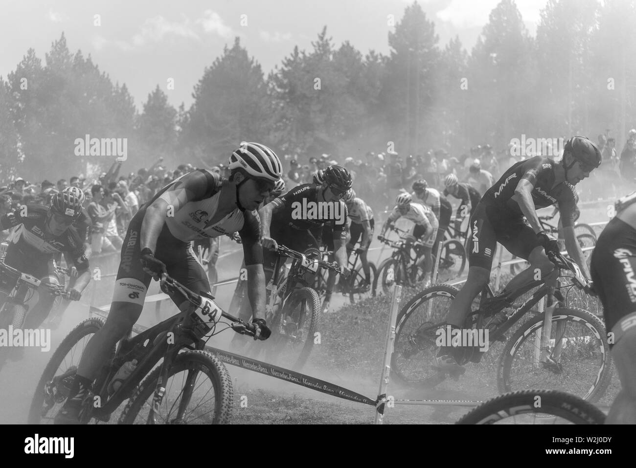 VALLNORD, ANDORRE - 7 juillet 2019 : Les cyclistes dans la MERCEDES-BENZ COUPE DU MONDE MTB UCI XCO - 2019, l'Andorre Vallnord sur Juillet 2019 Banque D'Images