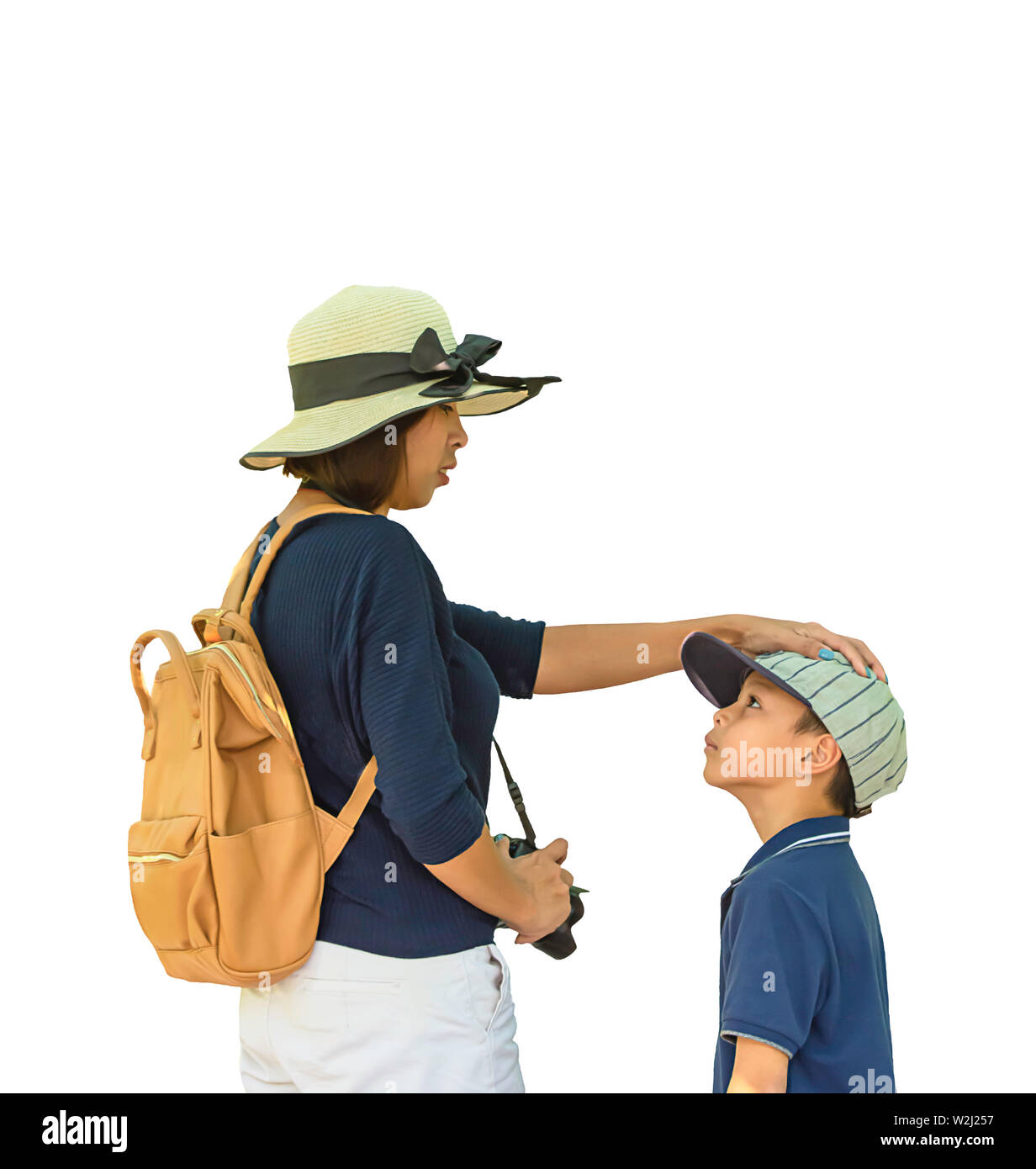 Sac à dos épaule mère isolée et son fils sur un fond blanc avec chemin de détourage. Banque D'Images