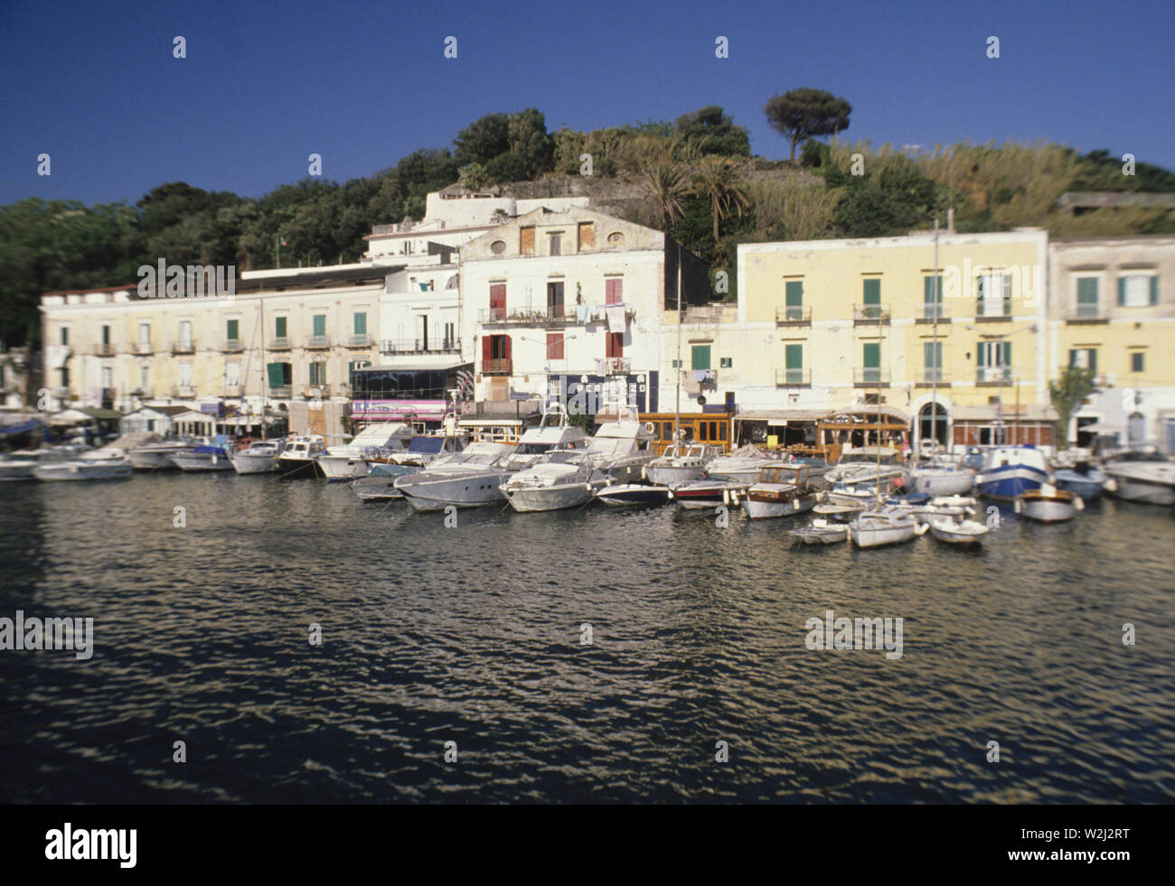 Le port, l'île de Ischia, dans le golfe de Naples, Campanie, Italie Banque D'Images