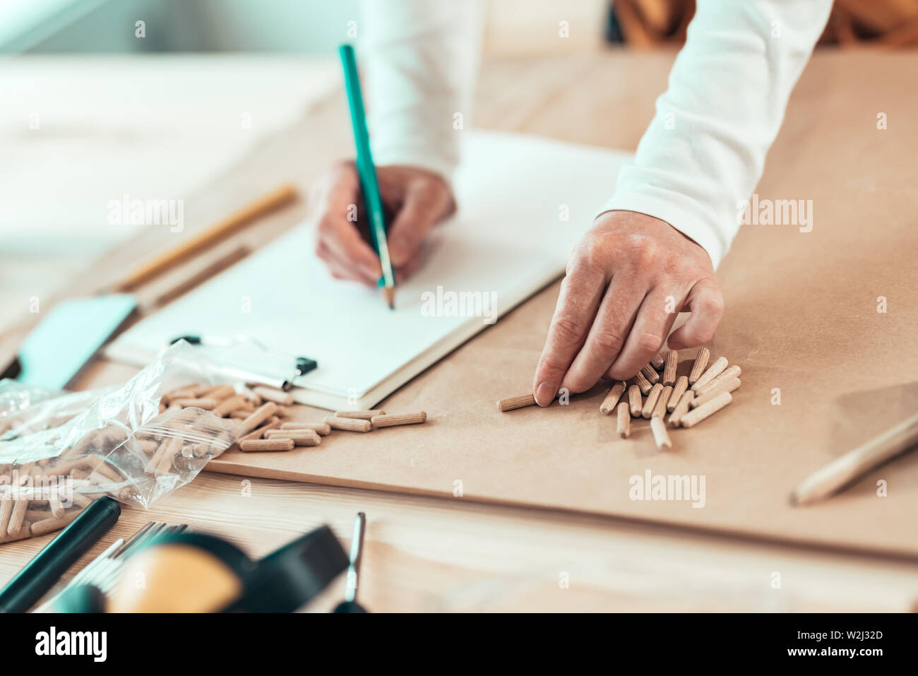 Femme menuisier travaillant avec des chevilles de bois de menuiserie menuiserie en atelier, selective focus Banque D'Images