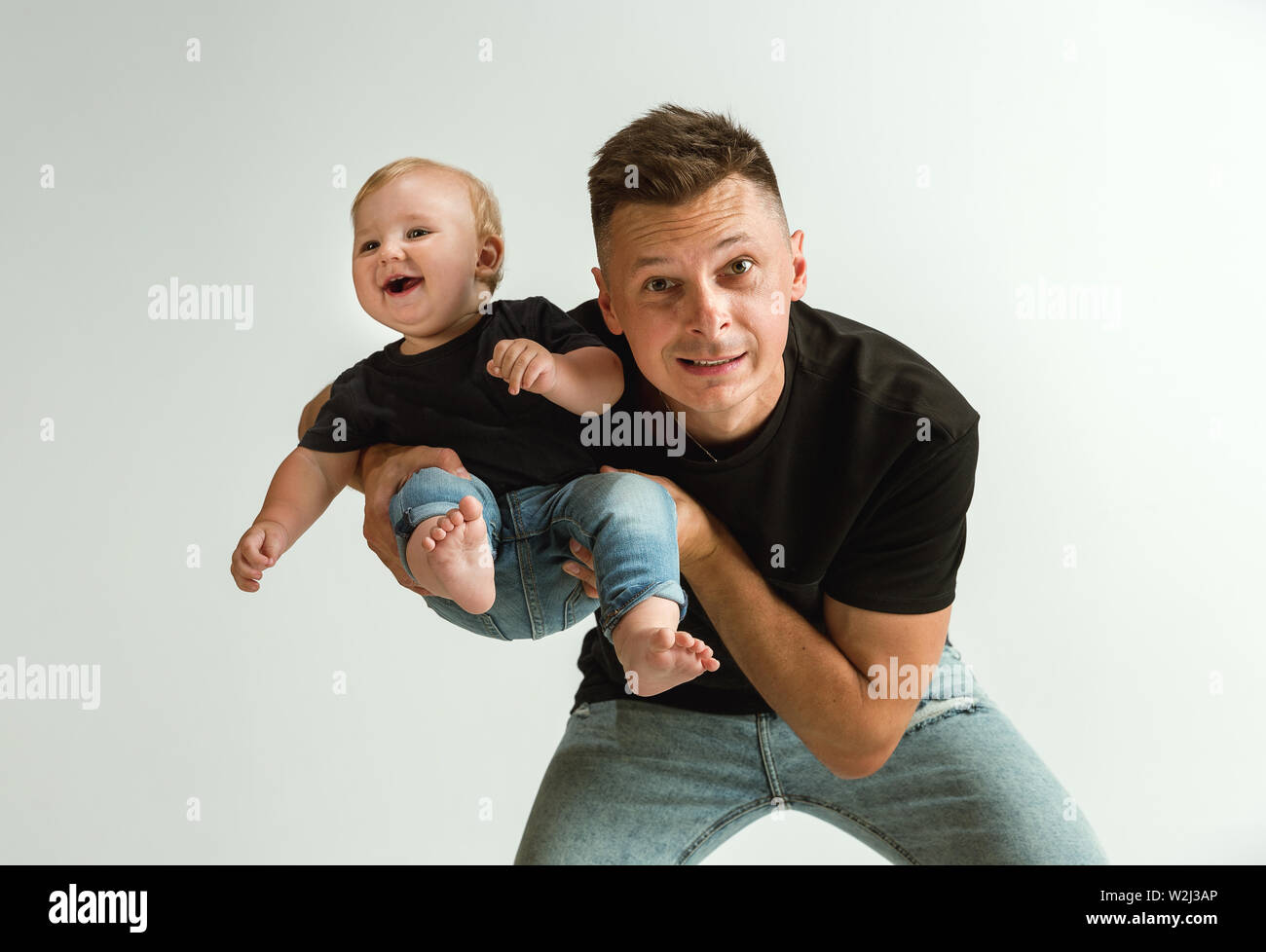 Happy father holding adorable petit fils et portrait. Jeune parent avec deux enfants jouant et laughting. De vie de la famille. Le jour de père, l'unité, de la parentalité et les droits de l'enfant concept. Banque D'Images