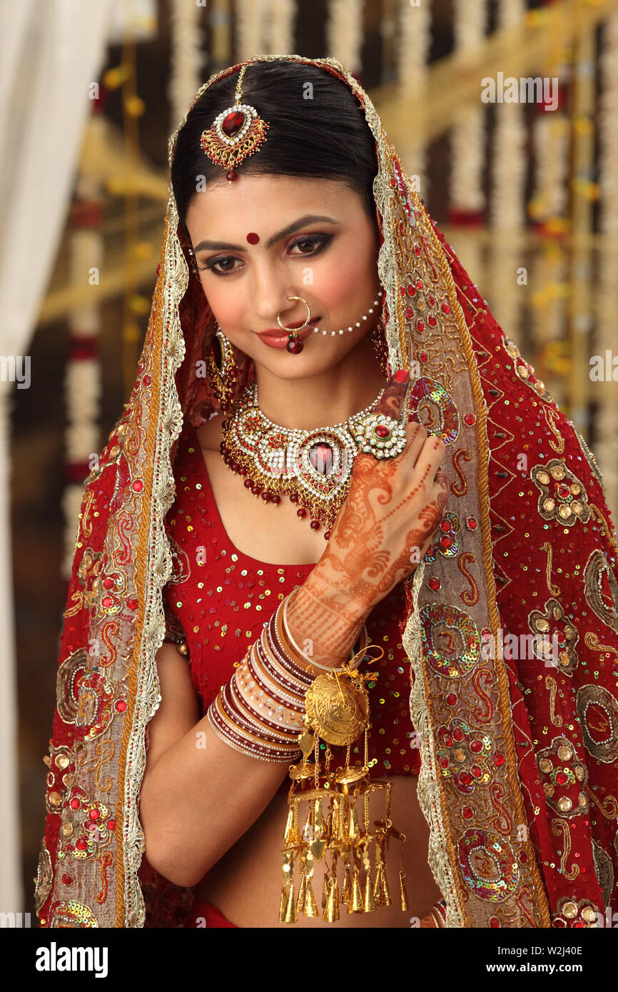 Mariée indienne en robe traditionnelle Photo Stock - Alamy
