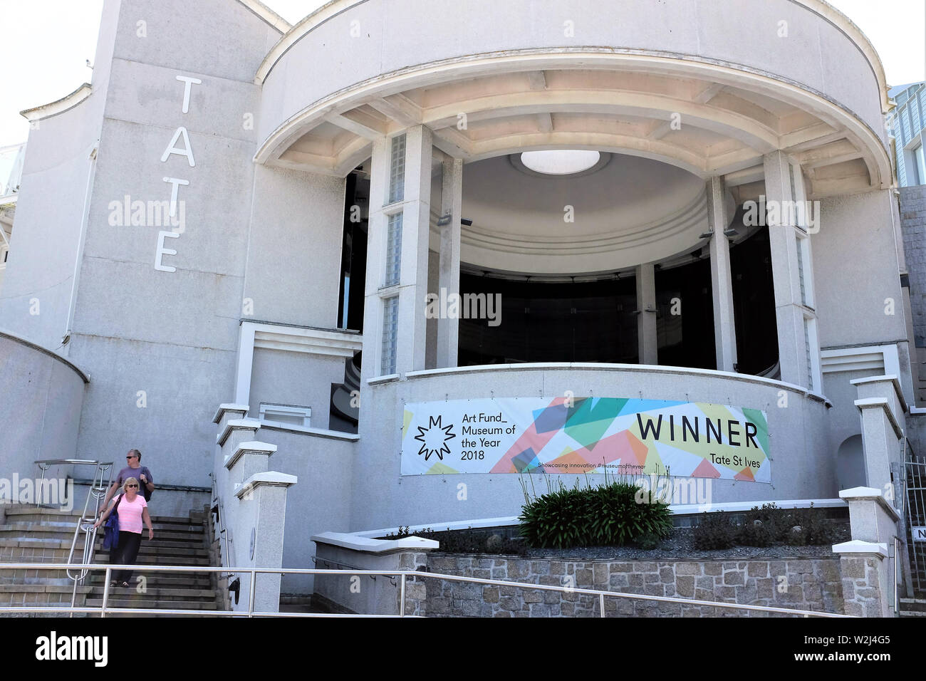 St Ives, Cornwall, UK. Le 27 juin 2019. Les visiteurs quitter la Tate Gallery présentant des travaux par les artistes britanniques modernes avec des liens vers la zone locale à St. Banque D'Images