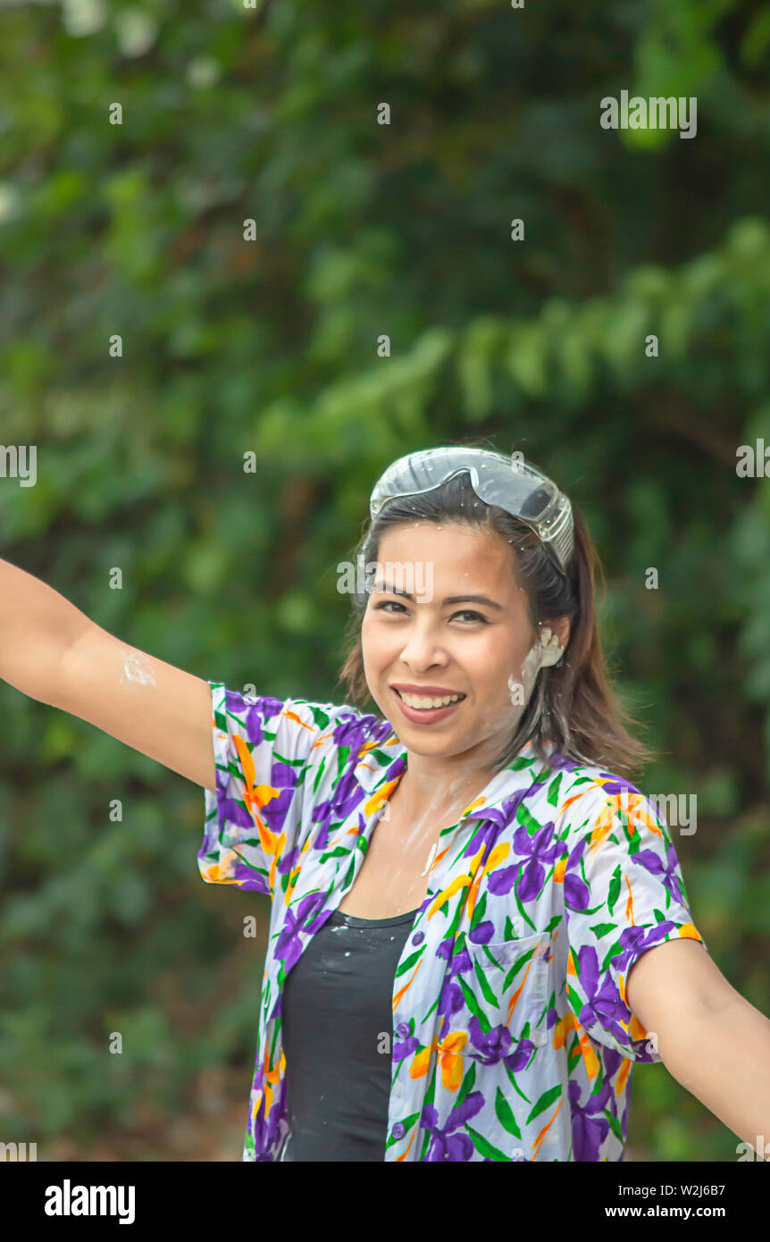 Asian woman jouer l'eau et la farine dans Songkran festival ou nouvel an Thaï en Thaïlande. Banque D'Images