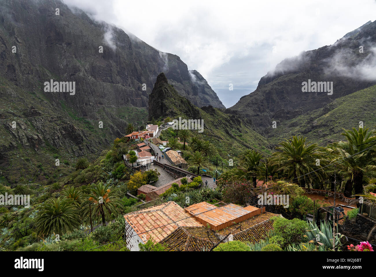 Gorge magnifique de Maska. Vue fascinante du point de vue dans le village de Maska. D'énormes rochers et de la gorge avec un village pittoresque - Image Banque D'Images