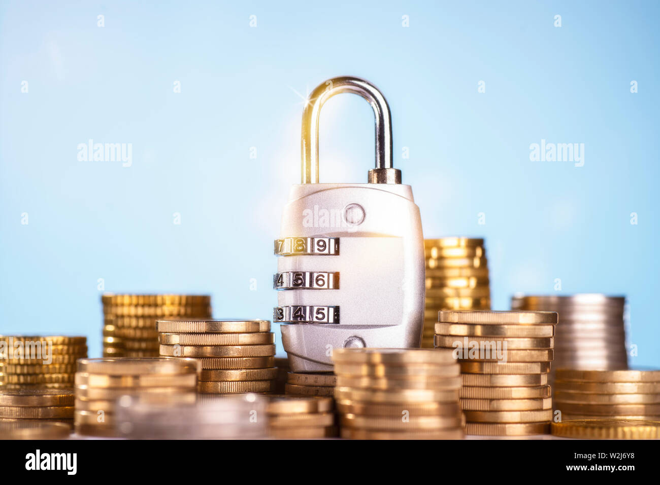 Serrure à combinaison avec plusieurs piles de pièces de monnaie Banque D'Images