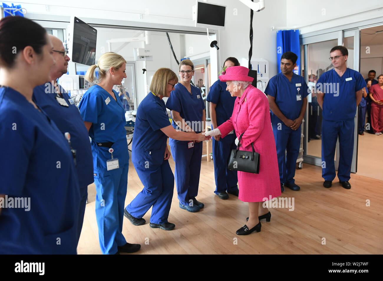 La reine Elizabeth II rencontre des membres du personnel au cours d'une visite à l'hôpital Papworth Royal, Cambridge. Banque D'Images