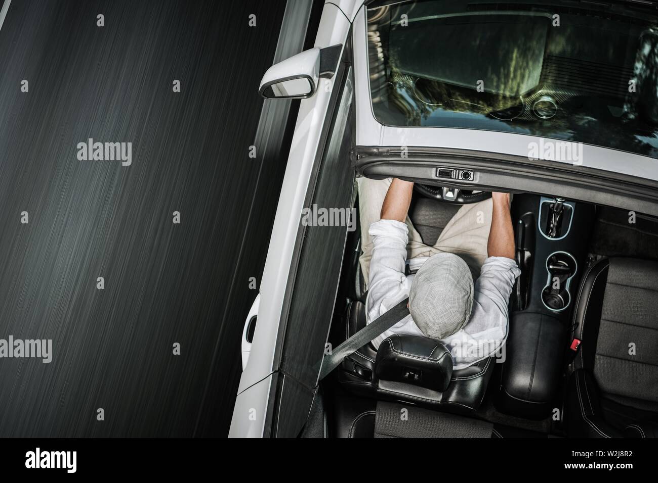 Été convertible. Les hommes de race blanche roulant dans son cabriolet. Haut Voir Photo. Banque D'Images