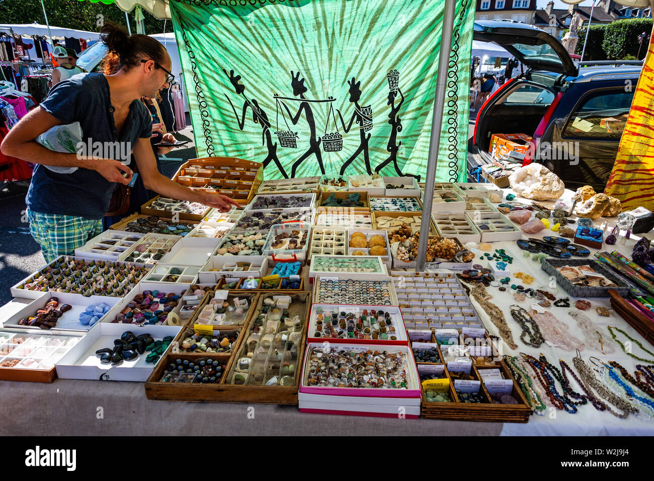 Échoppe de marché la vente de spécimens géologiques à Autun Marché du Vendredi à Autun, Bourgogne, France, le 5 juillet 2019 Banque D'Images