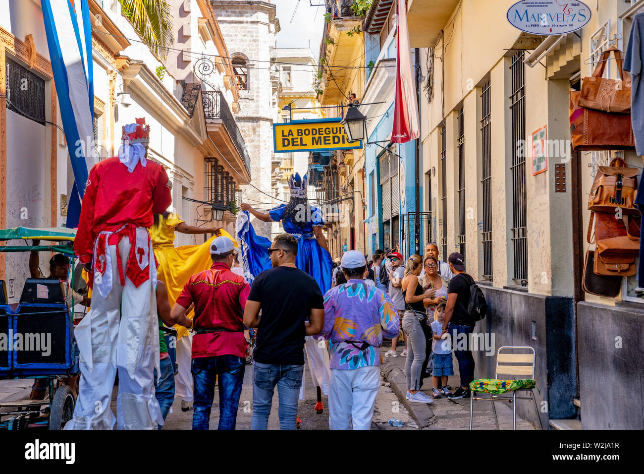 La Vieille Havane, Cuba - 2 janvier 2019 : pilotis interprètes et musiciens lancer une fête de rue improvisé près de la célèbre La Bodegita Del Medio Restaurant. Banque D'Images
