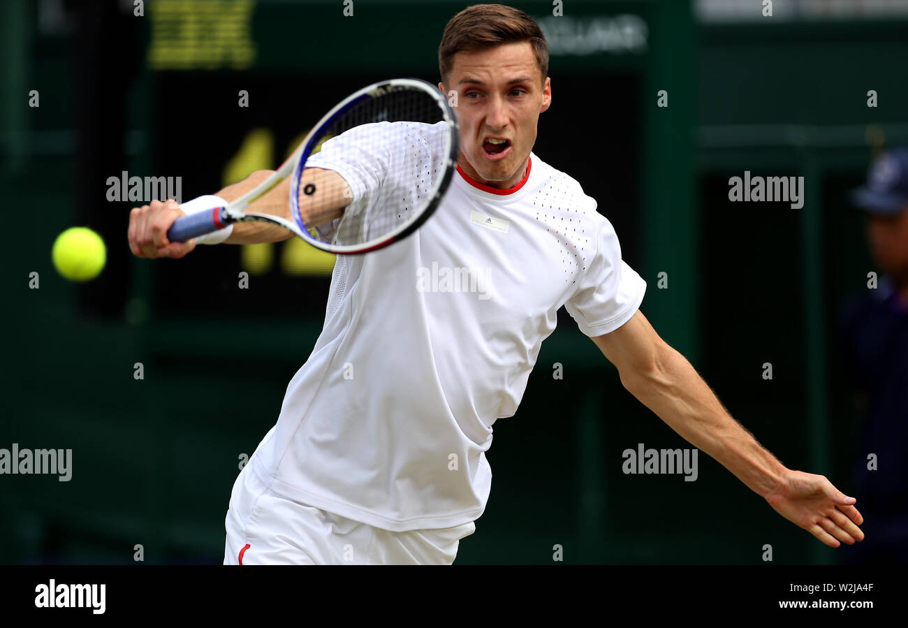 Joe Salisbury en action dans l'intention de doubler le huitième jour du tournoi de Wimbledon à l'All England Lawn Tennis et croquet Club, Wimbledon. Banque D'Images