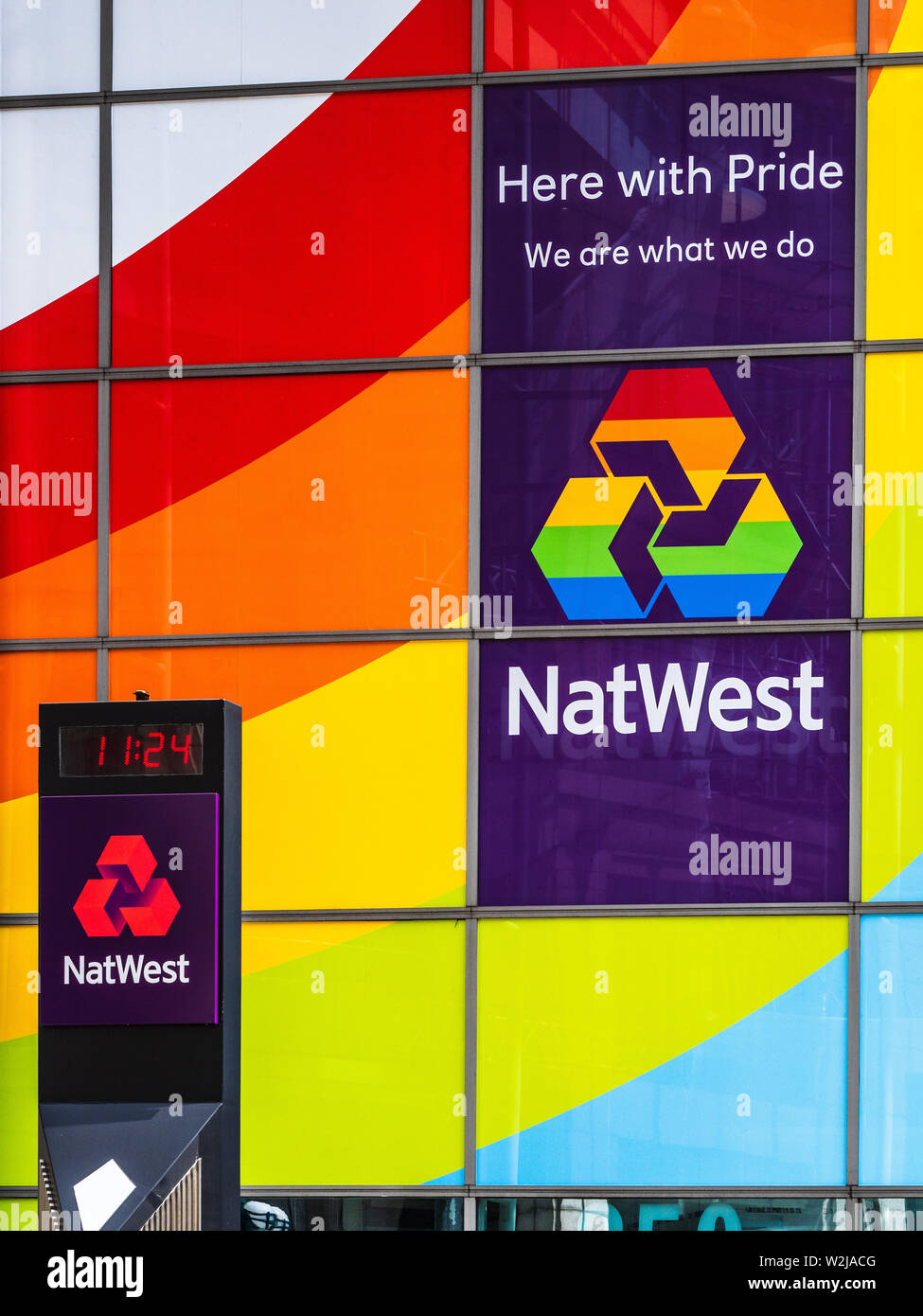 Le Mois de la fierté LGBT des commandites - Les bureaux de Londres de Natwest décoré de symboles pour arc-en-ciel le mois de la fierté LGBT + Banque D'Images