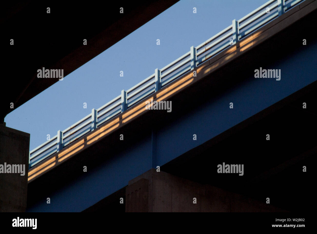 HEURE DE POINTE : perspective à tous les angles et sous-niveaux d'un réseau routier élevé Banque D'Images