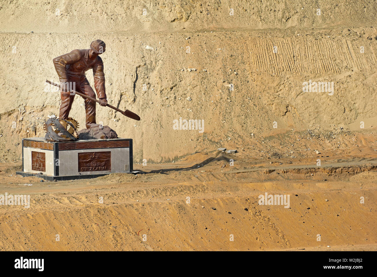 Canal de Suez près d'Ismaïlia, Egypte - décembre 01, 2015 : l'Autorité du canal de Suez au monument des banques de l'ouest du nouveau canal à l'occasion de l'achèvement de la nouvelle Banque D'Images