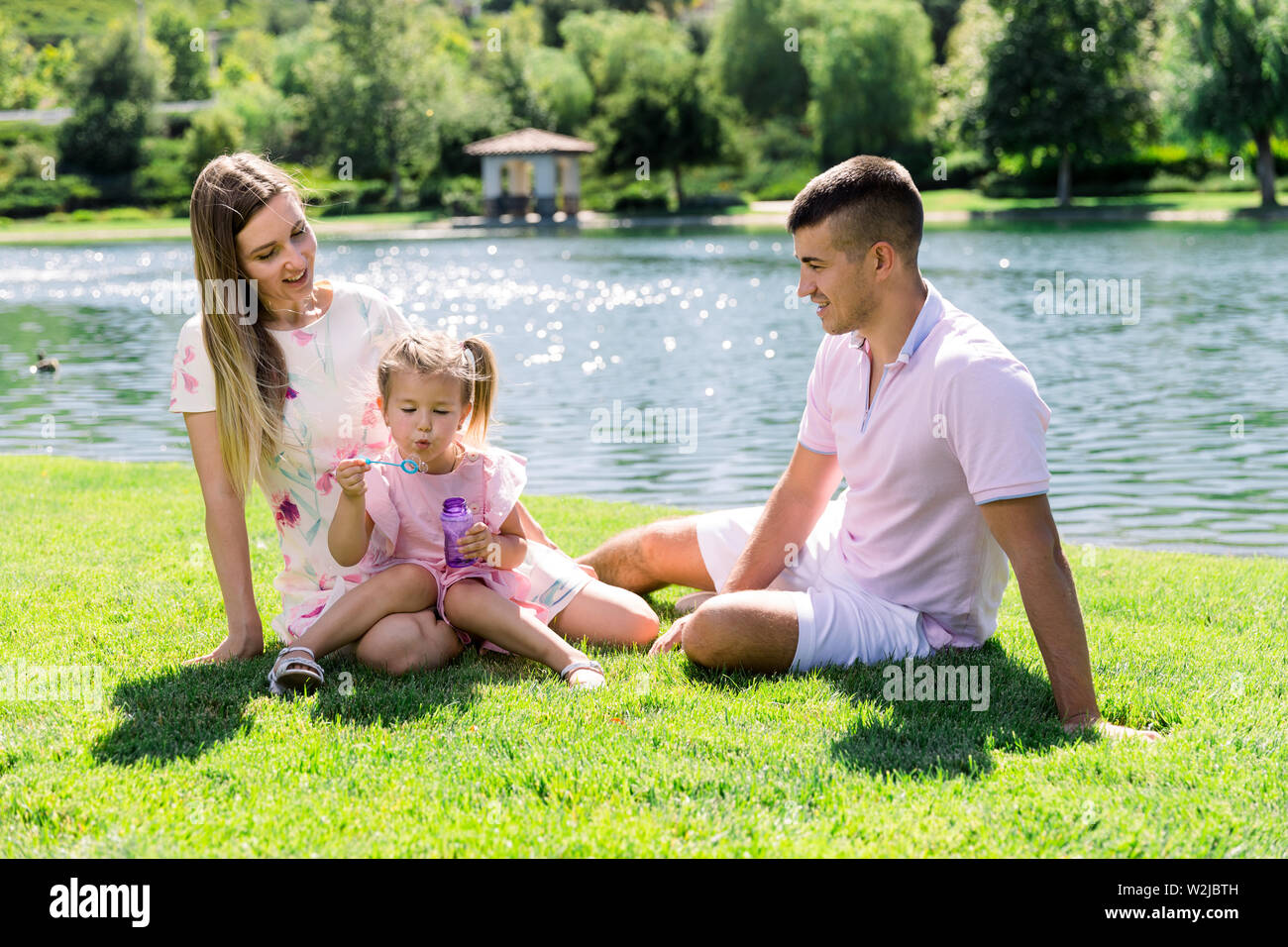 Heureux en famille au parc d'avoir un bon temps ensemble Banque D'Images