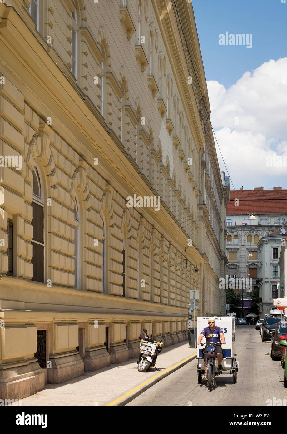 Livraison sur cycliste Szerb utca, Budapest Banque D'Images