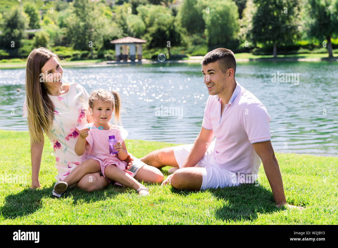 Heureux en famille au parc d'avoir un bon temps ensemble Banque D'Images