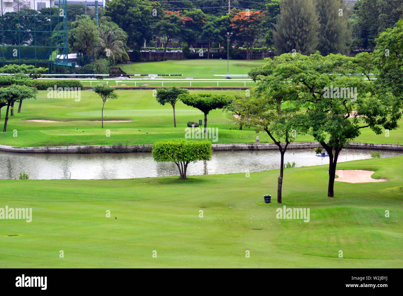 Le Royal Bangkok Sports Club (RBSC) golf à Pathumwan, centre de Bangkok, Thailande, Asie, prises à partir de la station de Skytrain Ratchadamri. C'est un club plus connu du public pour son lieu de course de chevaux. Ce cours propose des bunkers et pièces d'eau et a de beaux greens. Fondée en 1901, il a été le premier hippodrome dans le pays et l'un des plus vieux terrains de golf, ouverture en 1906. Banque D'Images