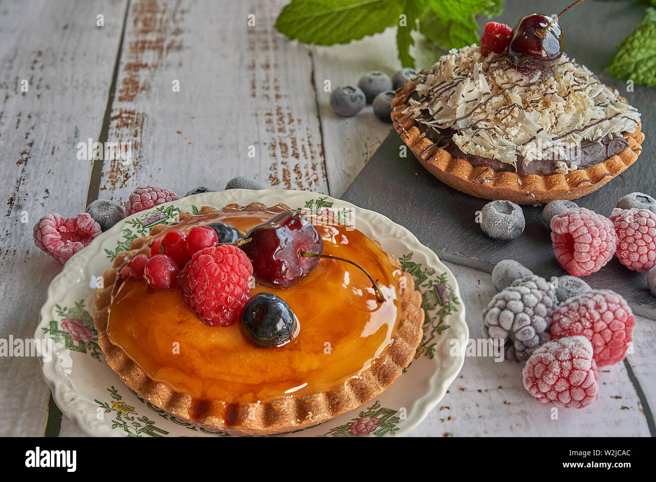 Biscuit, crème, chocolat gâteaux et fruits des bois Banque D'Images