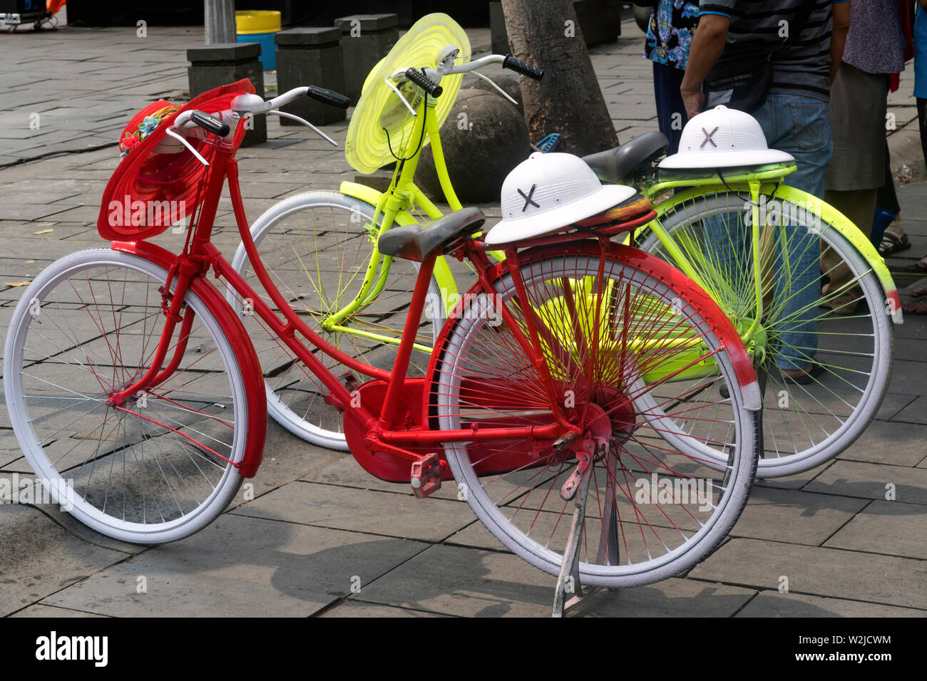 Coloré néerlandais location de bicyclettes en place Fatahillah Banque D'Images