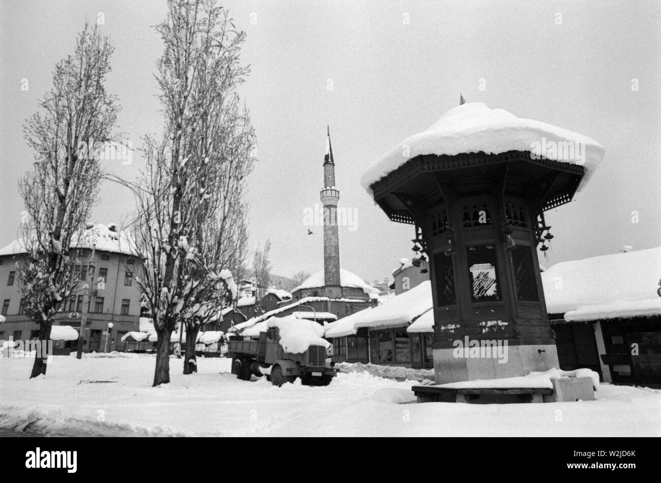 28 mars 1993 pendant le siège de Sarajevo : la construction en bois Sebilj fontaine publique de la place de Bascarsija. Banque D'Images