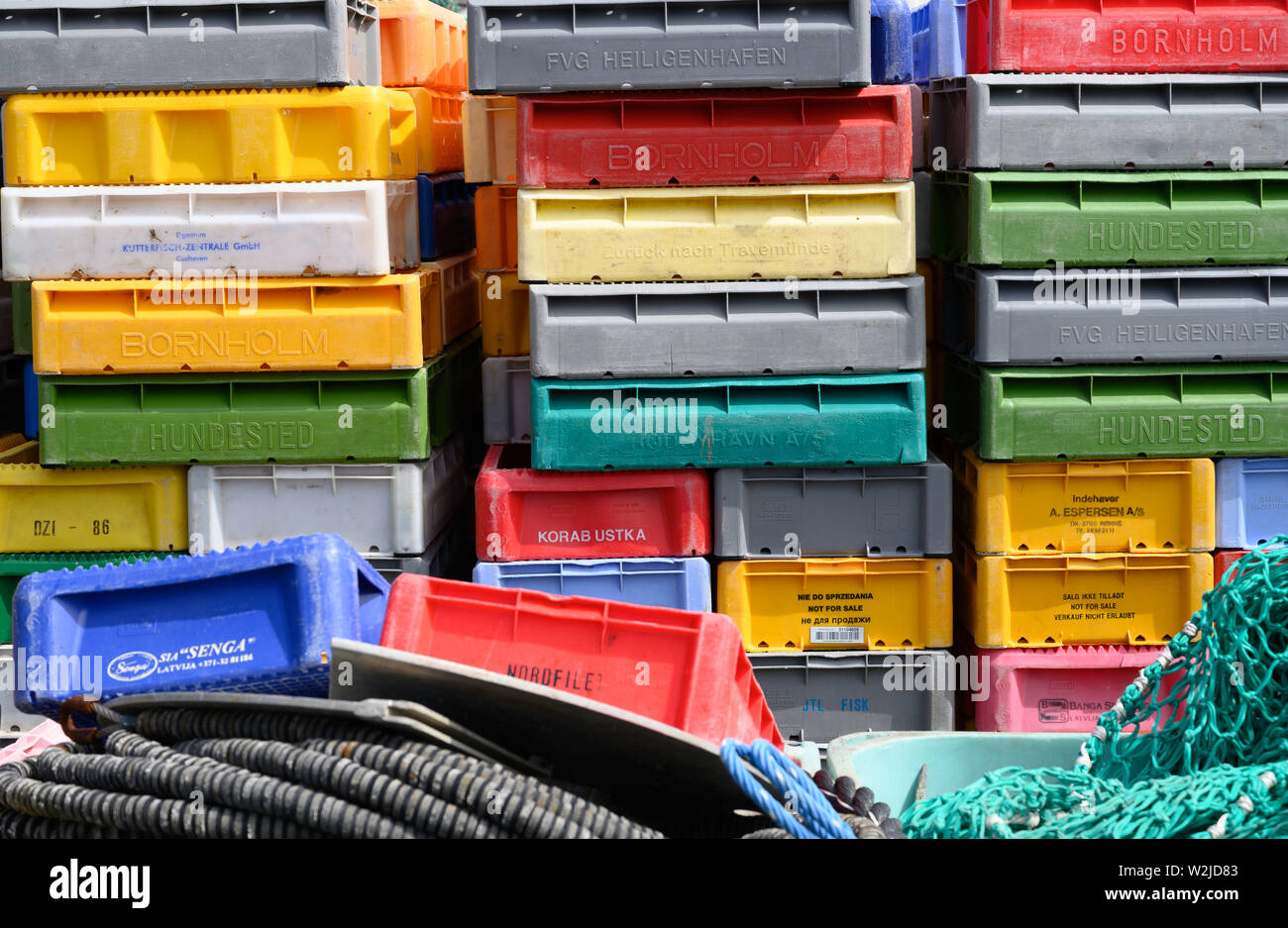 Flensburg, Allemagne. 07 juillet, 2019. Divers poissons boîtes sont empilées dans le port de pêche de Kappeln an der Schlei. Credit : Ralf Hirschberger/dpa-Zentralbild/ZB/dpa/Alamy Live News Banque D'Images