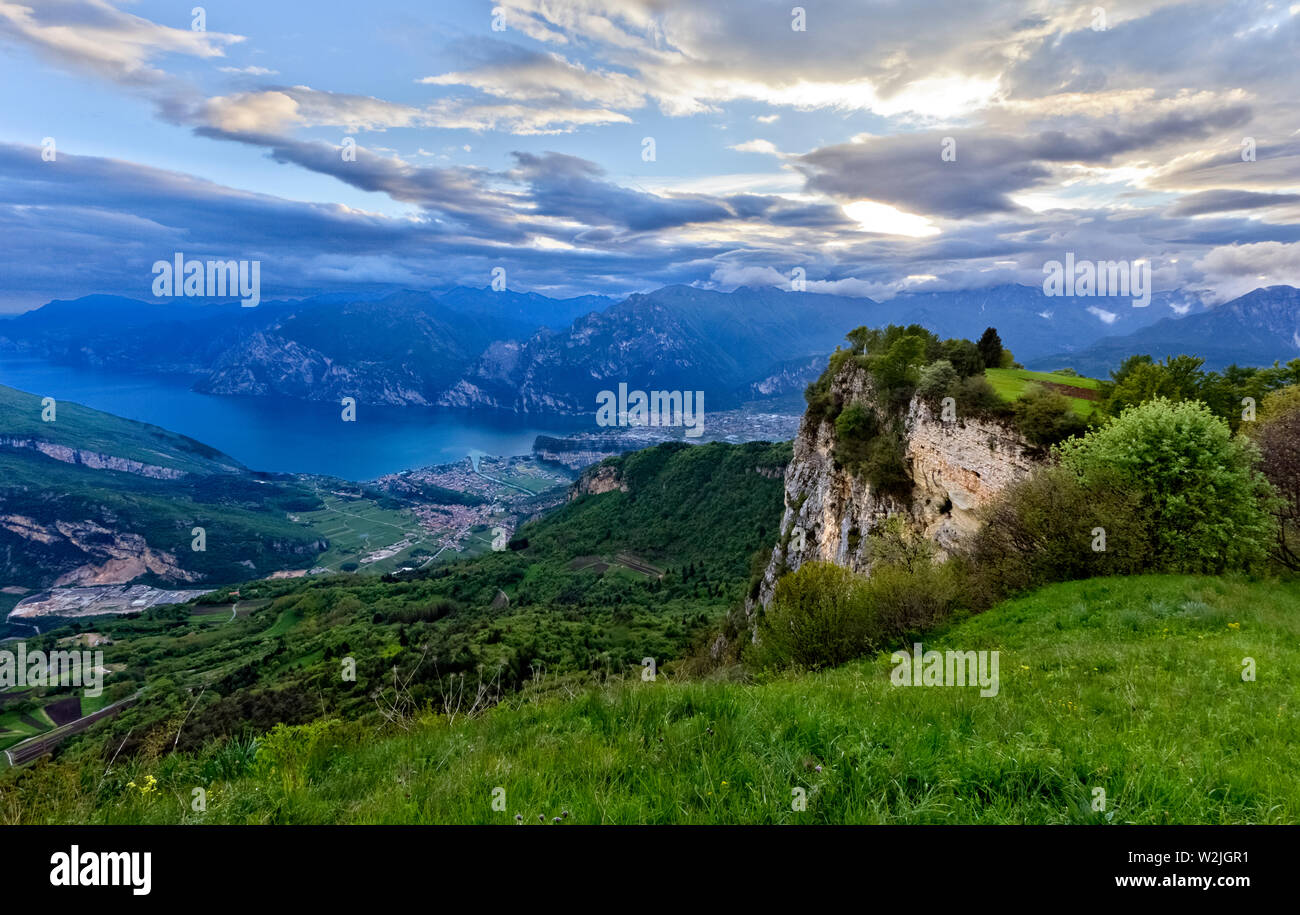 Mont Creino et le lac de Garde. La province de Trente, Trentin-Haut-Adige, Italie, Europe Banque D'Images