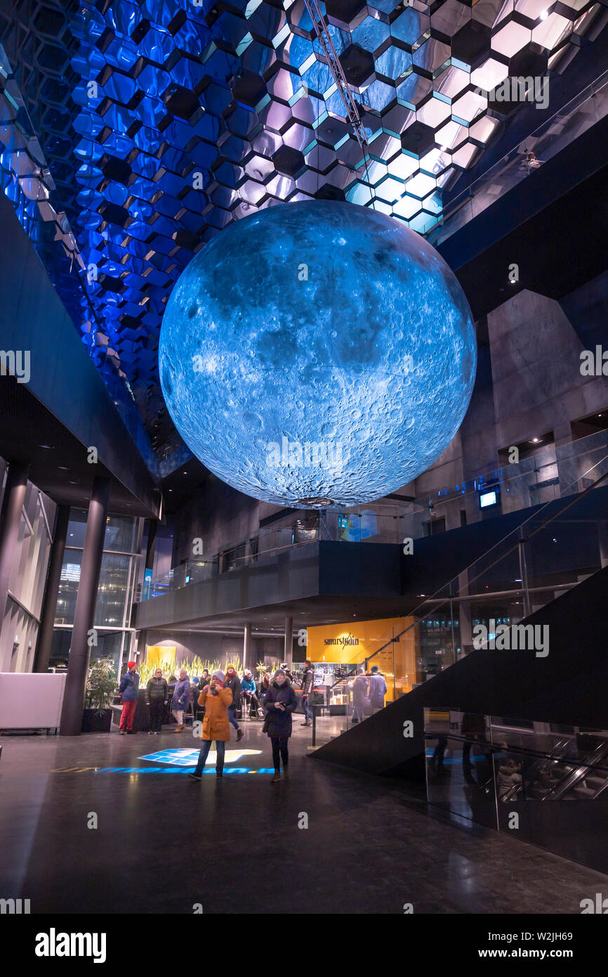 Musée de la Lune, pièce d'art, artiste d'installation par Luke Jerram au cours de l'hiver Fête des Lumières, Harpa, Reykjavik, Islande. Banque D'Images