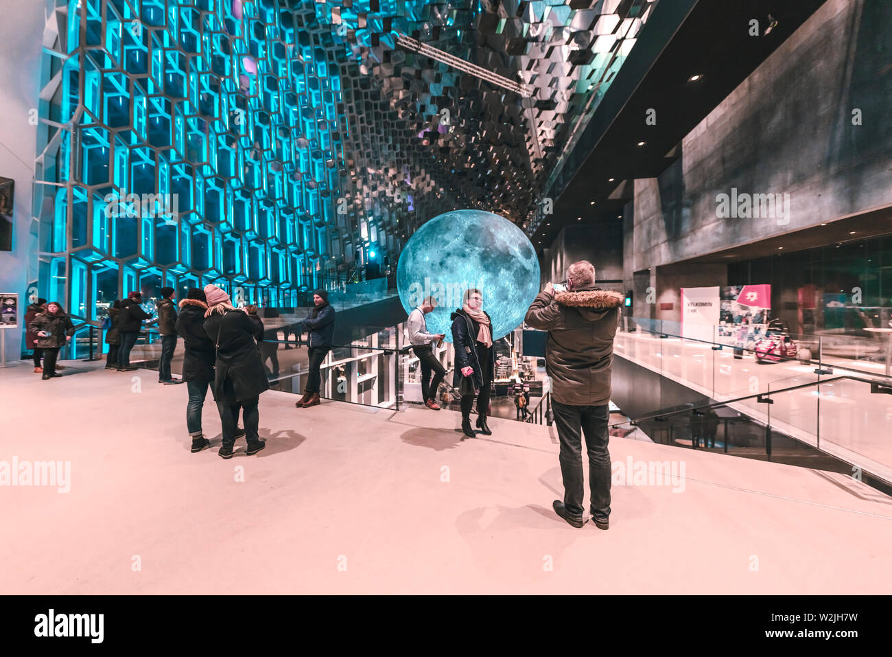 Musée de la Lune, pièce d'art, artiste d'installation par Luke Jerram au cours de l'hiver Fête des Lumières, Harpa, Reykjavik, Islande. Banque D'Images