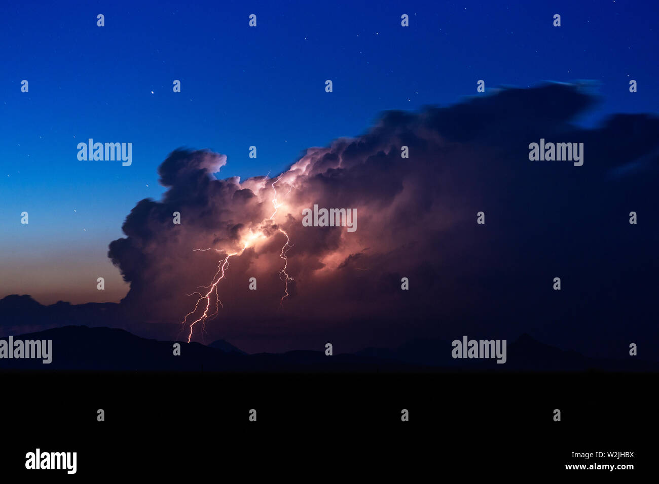 Coup de foudre d'un orage cumulonimbus nuage au-dessus des montagnes d'orgue près de Las Cruces, Nouveau-Mexique Banque D'Images