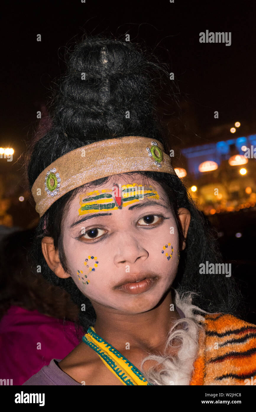 Une jeune fille indienne hindoue dans le maquillage exprimant la croyance en Dieu Seigneur Shiva ia la ville sainte de Varanasi sur le Gange au Rajasthan en Inde. Banque D'Images