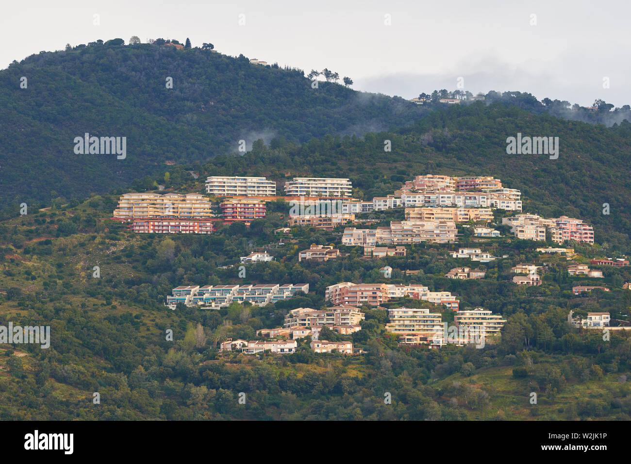 Vue sur les blocs d'appartements modernes sur la pente de la montagne dans le Mandelieu-La Napoule, Côte d'Azur, France Banque D'Images