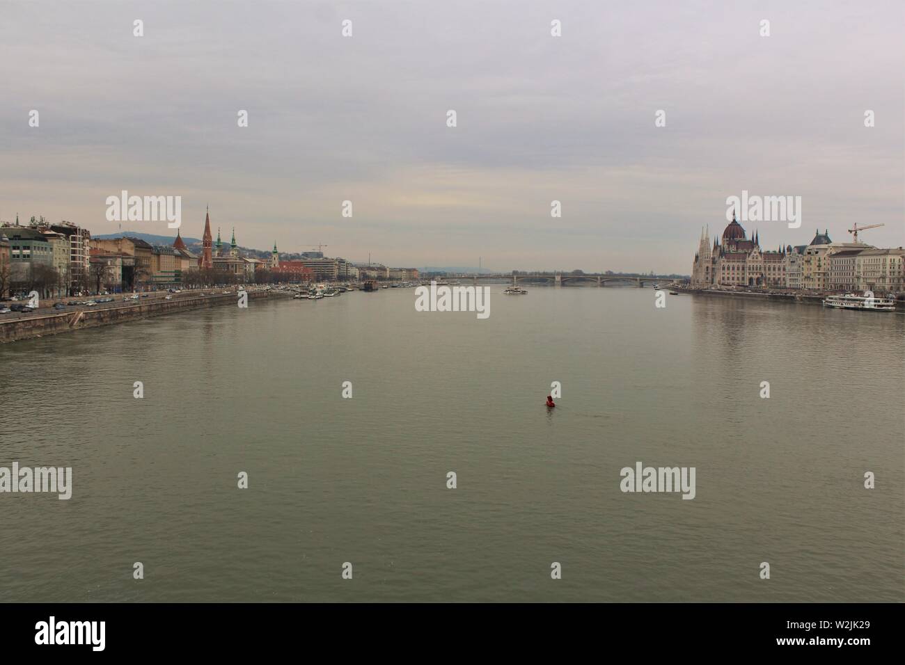 Vue sur le fleuve Danube à Budapest, du côté Buda de la ville (sur la gauche), et le côté Pest (sur la droite). Cliché pris à partir du pont des chaînes. Banque D'Images