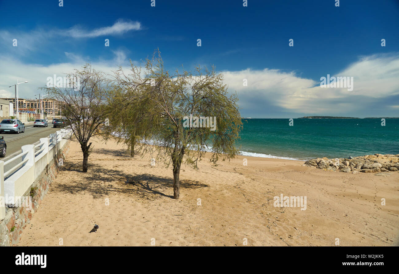 Seascape, plage de sable fin et d'un brise-lames à Cannes, Côte d'Azur, France. Boulevard du midi Louise Moreau est sur la gauche. Banque D'Images