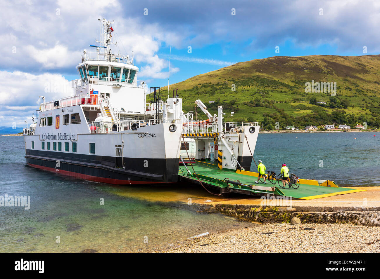 Les cyclistes de se lancer dans la Caledonian MacBrayne ferry dans la cale à Lochranza, Isle of Arran sur le Firth of Clyde près de Newton Point, Arran, Banque D'Images