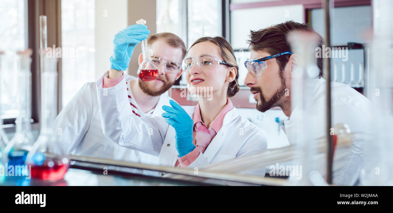 Les chimistes scientifique synthèse d'un nouveau composé Banque D'Images