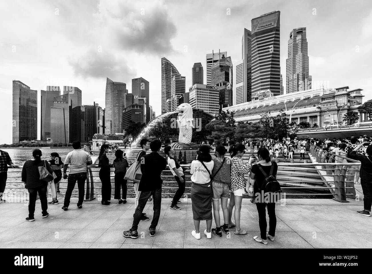 Les touristes de prendre des photos de la statue du Merlion et Singapour, Singapour, en Asie du sud-est Banque D'Images