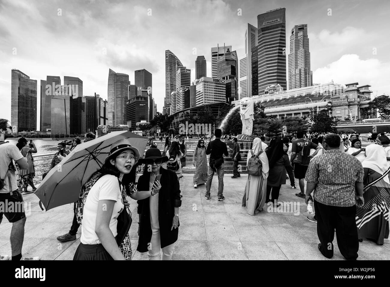 Les touristes de prendre des photos de la statue du Merlion et Singapour, Singapour, en Asie du sud-est Banque D'Images