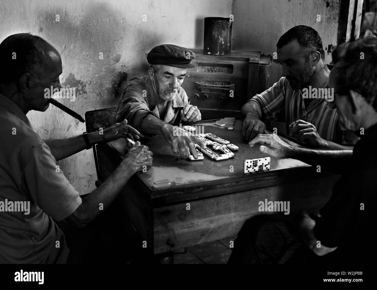 Les hommes jouent aux dominos dans une maison à Remedios. Banque D'Images