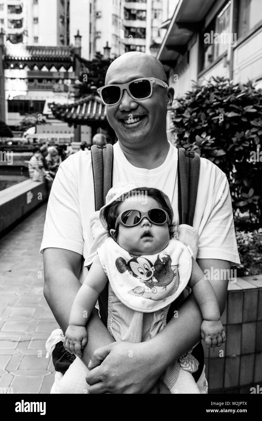 Un père et sa fille portant des lunettes, Aberdeen, Hong Kong, Chine Banque D'Images