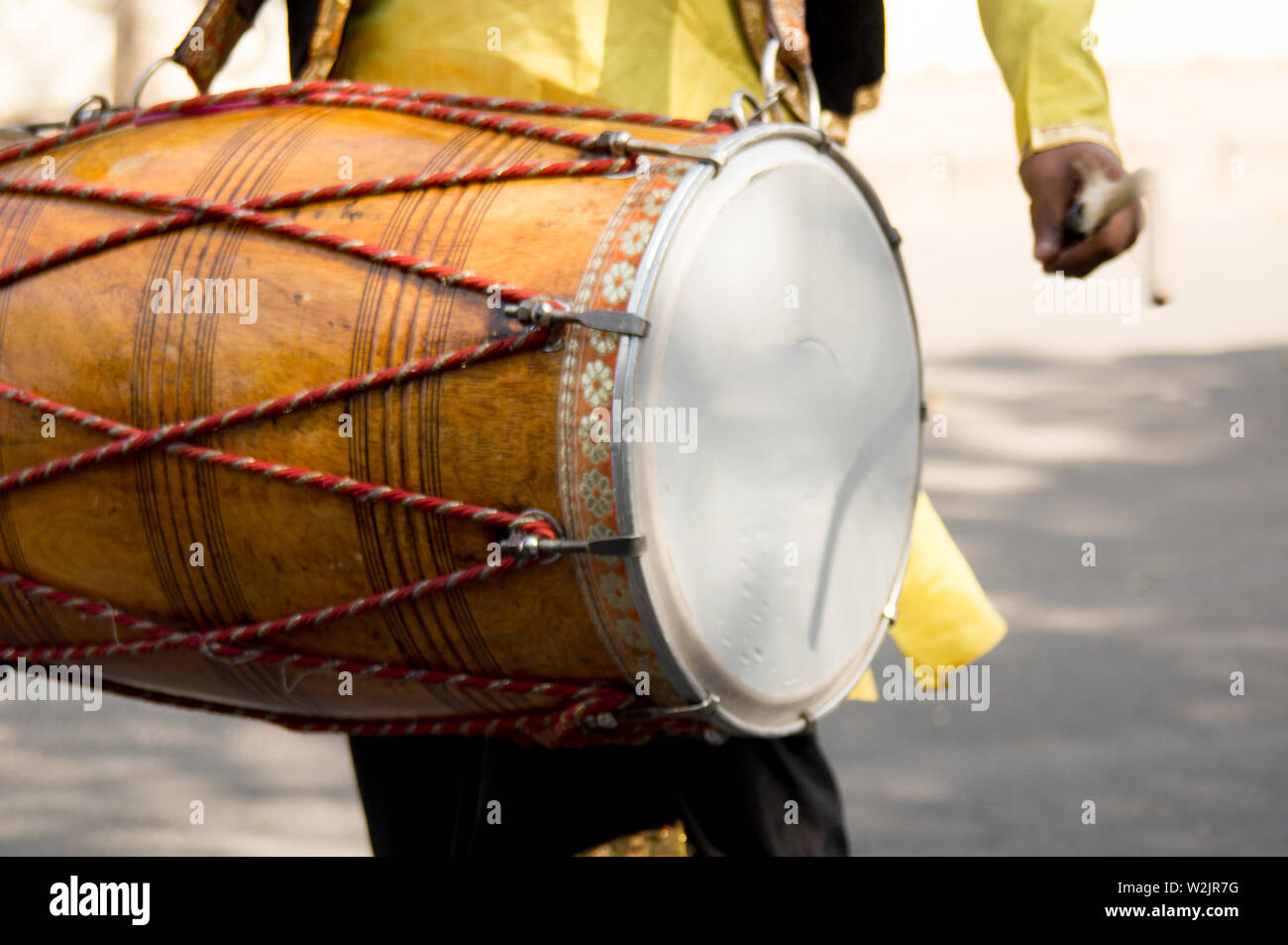 Jouer à ce batteur Dhol instrument traditionnel indien dans la rue Banque D'Images