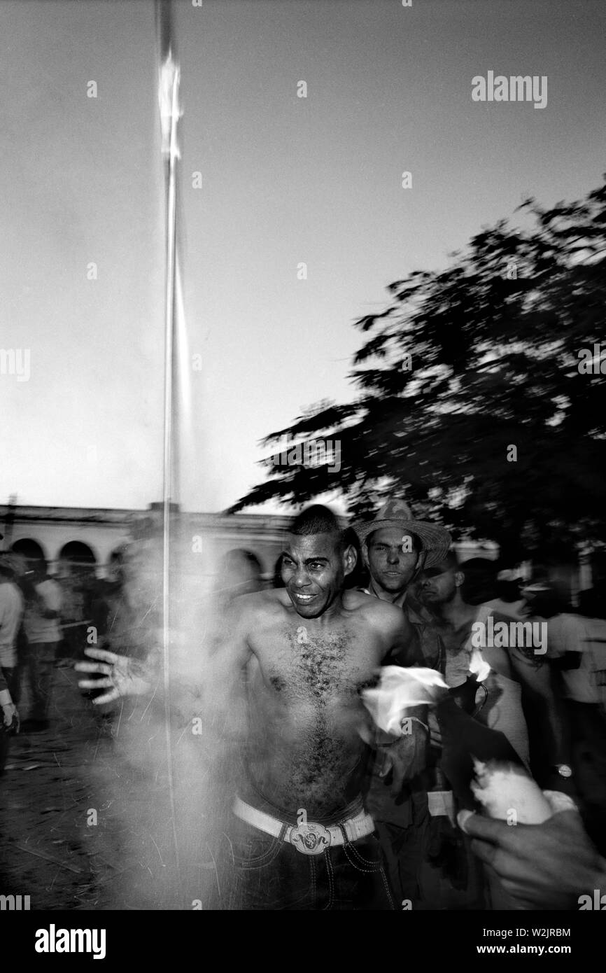 Reveler letting off artifice fusée à Las Parrandas de Remedios. Banque D'Images