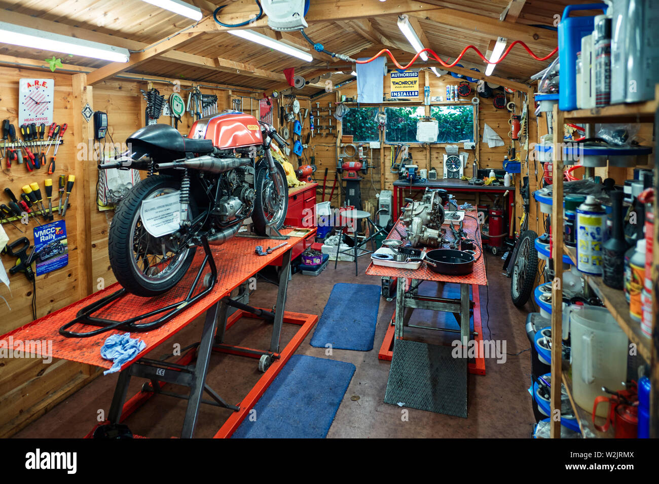 L'atelier hangar à l'A.R.E. Musée de la moto à Kirk Michael, l'île de Man  Photo Stock - Alamy