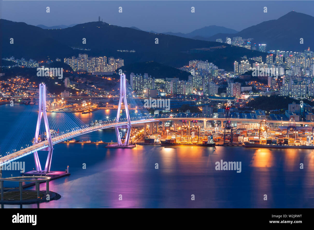 Voir l'heure bleue au Busan Pont du Port, terminal à conteneurs et la ville en arrière-plan. Busan, Corée du Sud. Banque D'Images