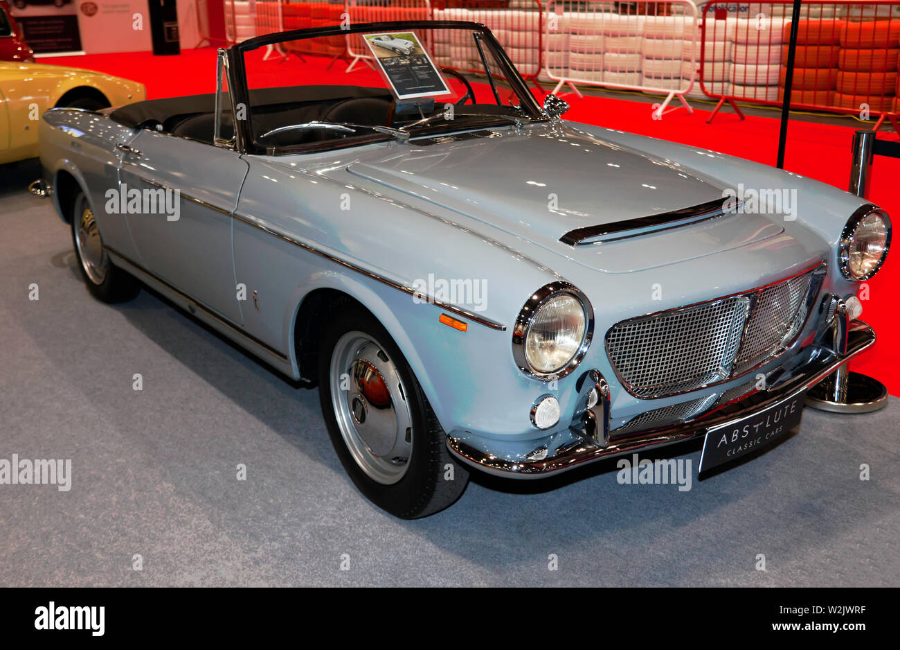 Trois-quart vue frontale d'une OSCA-Fiat Spider 1500, exposé au Salon de voitures Londres 2019 Banque D'Images