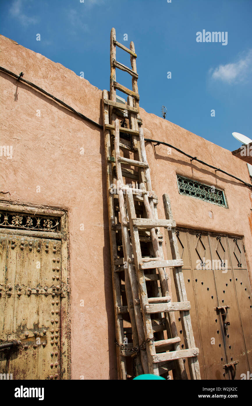 Indemnisations Marrakech bain appuyé contre le mur en détresse dans la vieille Médina Maroc Banque D'Images